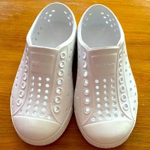 NATIVE Jefferson unisex kids slip on water shoes C8 WHITE